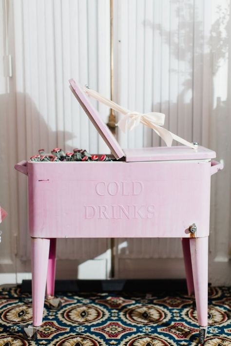 cold drinks in a vintage cooler. Love the bow holding the lid open Portable Bar Ideas, Wedding Coolers, Party Rental Ideas, Vintage Cooler, Pink Cooler, Retro Cooler, Luxury Picnic, Drink Cooler, Portable Bar