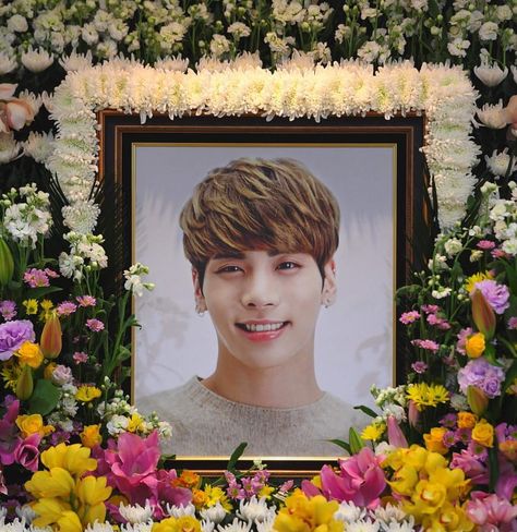 May Jonghyun Rest in Peace. 🕊 Caleb Logan, Jonghyun Shinee, Jong Hyun, Shinee Jonghyun, Crazy Fans, Love You Very Much, Boys Over Flowers, Black Pink Dance Practice, Pop Bands