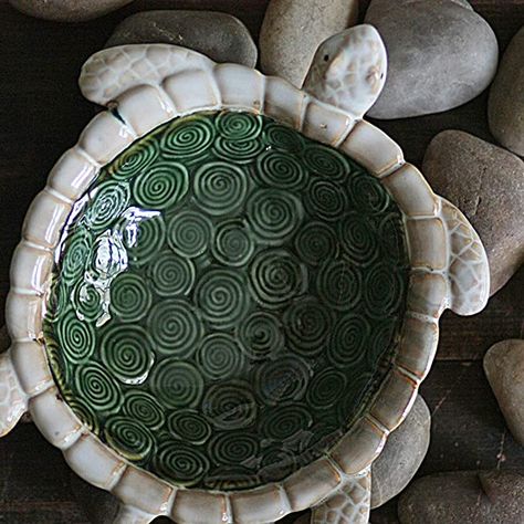 Turtle Ring Holder, Turtle Soap Dish, Cute Handbuilt Pottery, Turtle Pottery Ideas, Ceramic Bowl Ideas Design, Turtle Ceramics Ideas, Turtle Pinch Pot, Simple Pinch Pot Ideas, Useful Ceramic Projects