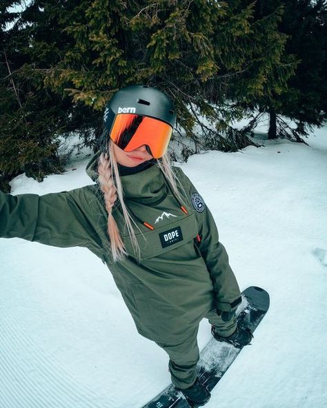 Snow Boarding Gear Woman, Female Snowboarding Outfit, Women’s Snowboard Outfits, Ski Snowboard Outfit, Snowboarding Gear Womens, Snowboard Girl Outfit, Snowboarding Girl Aesthetic, Aesthetic Snowboarding Pictures, Snowboard Hair