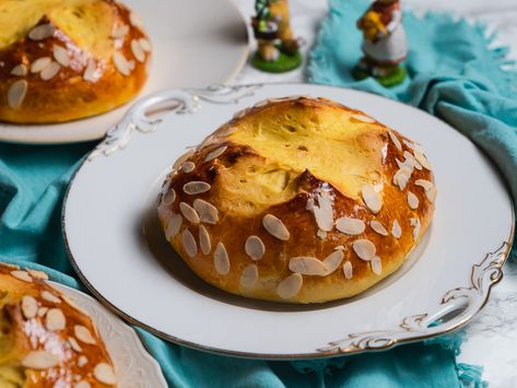 Pinca - Soft and Sweet Croatian Easter Bread Croatian Bread, Croatian Potica Recipe, Croatian Easter Bread, Strukli Croatian Recipes, Food And Mood, Croatian Easter Eggs, Pearl Sugar, Bread Food, Bread Shaping