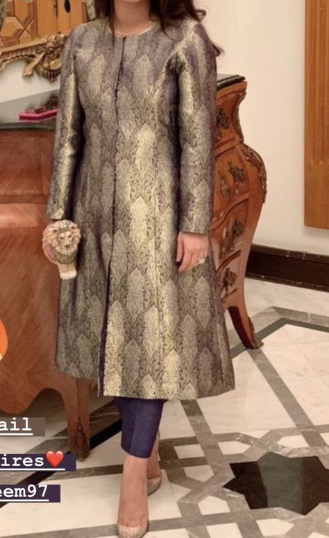 Achkan Style Kurti, Brocade Fabric Dresses Indian, Achkan Style Suits For Women, Silk Brocade Suit Designs, Banarasi Silk Suits Design, Saree Suit Design Ideas, Brocade Suits Designs, Embroidery On Brocade Suit, Banarsi Kurta Designs