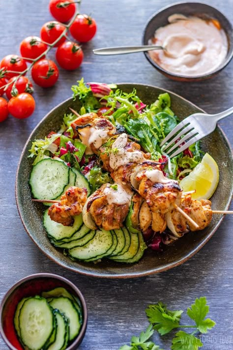 Grilled Chicken Kabobs with Salad Chicken Kabob Salad, Chicken Skewer Salad, Kebab Bowl, Kabob Salad, Grilled Fajita Chicken, Anti Inflammation Meals, Kebab Salad, Beef Kabab, Recipe For Grilled Chicken