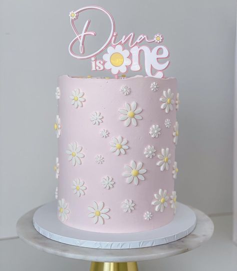 Cakes By Angelica (@cakes_by_angelica) | Instagram Birthday Cake For Women Simple, 1st Bday Cake, Baby First Birthday Themes, Daisy Cakes, Baby Birthday Decorations, Daisy Party, 2 Birthday Cake, 1st Birthday Cakes, 1st Birthday Party Themes