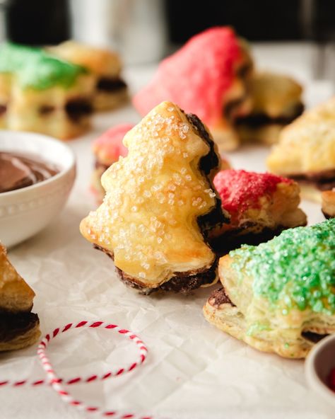 These fun and festive treats are a quick and easy dessert recipe for the holidays! 3 ingredients is all you need to make these Puff Pastry Christmas Trees with Nutella. Use your favorite holiday cookie cutter if you don’t have a Christmas tree shape. Feel free to substitute the Nutella for another flavor or favorite spread. Yields 15 puff pastry treats. | kickassbaker.com Nutella Christmas Tree, Puff Pastry Christmas, Puff Pastry Treats, Pastry Treats, Pastry Christmas, Christmas Tree Shape, Easy Dessert Recipe, Christmas Desserts Easy, Nutella Spread