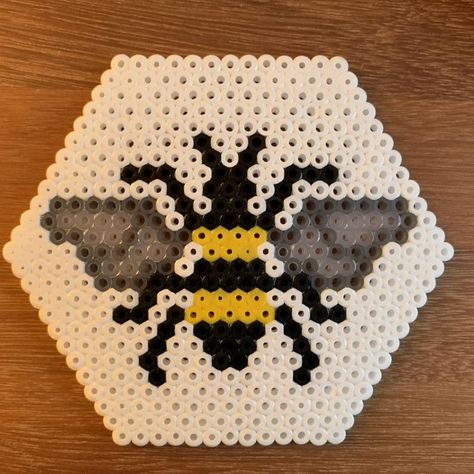 Hama Beads Coasters, Beads Craft Kids, Bead Coasters, Bee Project, Perler Bead Designs, Manchester Bee, Hamma Beads Ideas, Easy Perler Bead Patterns, Melty Bead Patterns