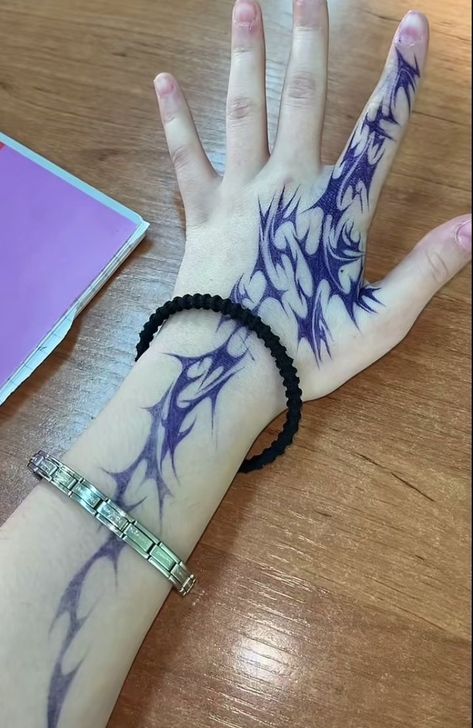 Hand Tattoos Reference, Drawing On My Arm, Cool Sharpie Tattoos, Painting On Arm, Cool Things To Draw On Your Hand, Things To Draw On Your Hand, Things To Draw On Your Arm, Drawing On Arm, Paper Tattoo