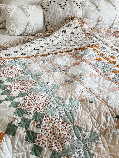 Maureen Cracknell Fabrics — Blog — Sharon Holland Designs Quilt Bed Aesthetic, Simple Vintage Quilt Patterns, Patchwork Quilt Designs, Farmhouse Quilts Pattern, Living Room Quilt, Dark Colored Quilts, Quilt Bed Spread, Quilt Wall Decor, Cottage Core Quilt Patterns