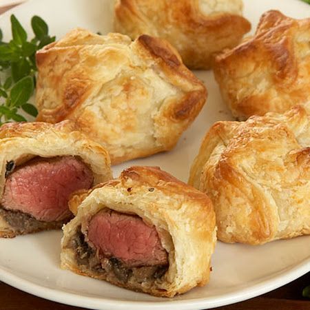 Mini Beef Wellingtons - these seem so much less intimidating than the original full-tenderloin version. Commission Ideas, Mini Beef Wellington, Beef Wellington Recipe, Elegant Appetizers, Beef Wellington, God Mat, Mini Foods, Beef Dishes, Meat Dishes