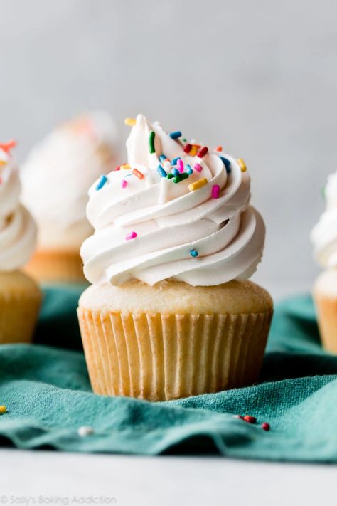 Best White Buttercream Frosting, Small Batch Swiss Meringue Buttercream, Eggless Vanilla Cupcakes, Vegan Vanilla Cupcakes, Swiss Buttercream, Funfetti Cupcakes, Icing Recipes, Cakes Inspiration, Sally's Baking