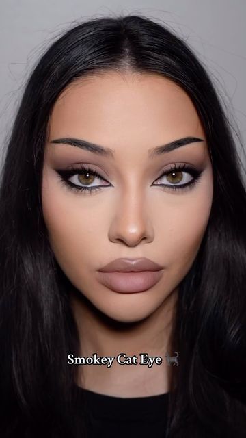 Isa on Instagram: "Smokey Cat Eye 🐈‍⬛ wearing @NovaBeauty lipstick in heaven mixed with grey brown liner, smoky eyeshadow pallet, gel liner in btw & asap, 6 piece brush set #cateye #makeup #smokeyeye #nudelip #makeuptutorial #fallmakeup #fall2024 #blackliner #darkmakeup" Hot Makeup Looks, Wedding Smokey Eye, Smokey Cat Eye Makeup, Smokey Eye Makeup Steps, Seductive Makeup, Eye Makeup Guide, Smokey Cat Eye, Black Smokey Eye Makeup, Brown Liner