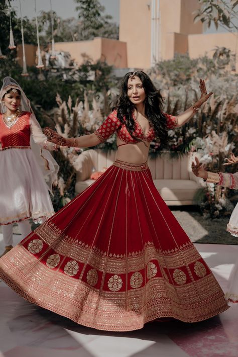 Intimate Farmhouse Wedding In Ahmedabad With A Minimal, Beautiful Bride | WedMeGood Bridal Lehenga Minimal, Simple Indian Bridal Lehenga, Simple Bridal Lehenga Designs, Indian Bride Wedding Dress, Beautiful Wedding Lehenga, Minimalist Indian Bride Bridal Lehenga, Minimal Wedding Lehenga, Red Lehenga Simple Indian Weddings, Bride Lehanga Designs Latest