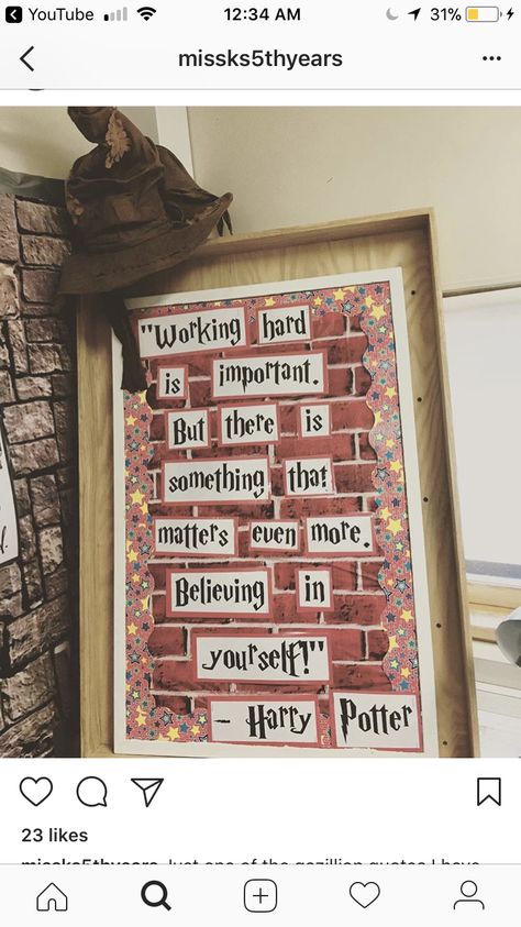 Classroom Door Decor Harry Potter Bulletin Board, Harry Potter Classroom Theme, Harry Potter Display, Harry Potter Classes, Harry Potter Library, Classroom Door Decorating, Classe Harry Potter, Harry Potter School, Bored Teachers