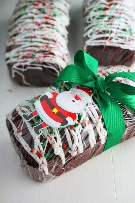 Christmas Baked Gifts, Christmas Breads For Gifts, Ideas Para Vender En Navidad, Red Velvet Banana Bread, Cute Christmas Desserts, Baking Decor, Christmas Bread, Baking Christmas, Christmas Food Gifts