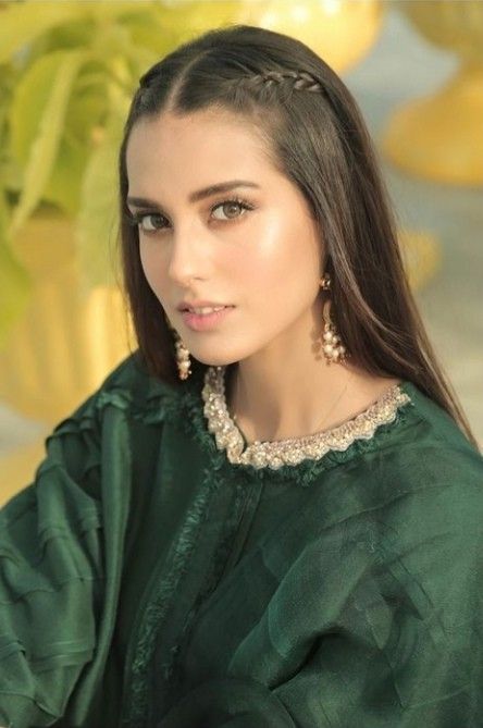 Hairstyles For Kurti For Women Long Hair, Unique Hair Designs, Eid Hairstyles, Hairstyles For Gowns, Summer Wedding Hairstyles, Haircare Tips, Hair Challenge, Hair Color Unique, Iqra Aziz