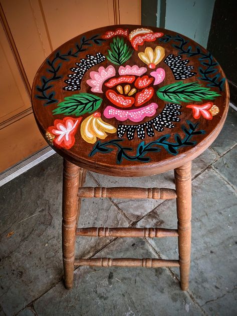 Folk Flowers Painted Stool Tutorial – Spring Bird Folk Art Stool, Folk Painted Door, Painted Stools Ideas, Folk Painted Furniture, Folk Furniture, Folk Art Furniture, Painted Bar Stools, Antique Booth Ideas, Pink Canvas Art