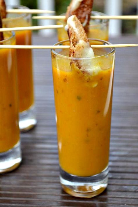 Butternut squash soup shooters with grilled brie croutons Shot Glass Appetizers, Grilled Brie, Divine Recipes, Soup Shots, Soup Shooters, Bite Size Food, Squash Soup Recipe, Fall Foods, Holiday Meal