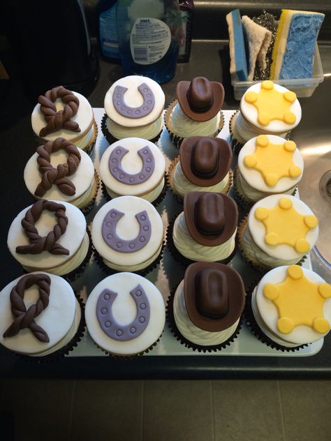 Country Theme Cupcakes, Rodeo Cupcakes, Cowboy Treats, Cowboy Cakes, Rodeo Birthday Parties, Cowboy Theme Party, Rodeo Party, Horse Birthday Parties, Young Farmers