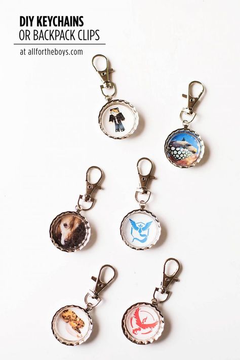 DIY Keychains or Backpack Clips — All for the Boys Backpack Charms Diy, Diy Backpack Decoration, Keychains For Backpacks, Backpack Clips, Diy Backpack Pattern, Diy Crafts Keychain, Diy Keychains, Diy Keyring, Anniversaire Diy