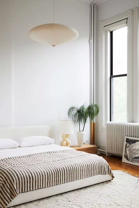 30 Minimalist Bedroom Ideas That Will Inspire You to Declutter Low Vaulted Ceiling, Small Guest Room Ideas, Guest Room Ideas, Vaulted Ceiling Lighting, Ikea Style, Small Guest Room, Modern Apartment Decor, Minimal Bedroom, Farmhouse Side Table