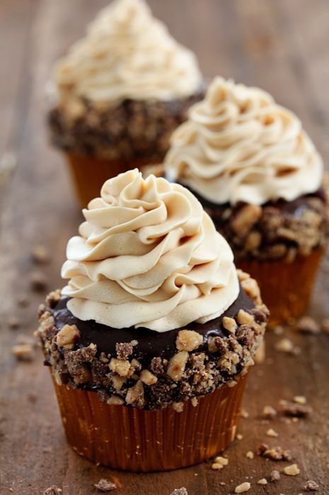 Toffee Crunch Cupcake with Caramel Frosting...now I know how to use those… Toffee Crunch, Cake Brownie, Caramel Frosting, Hash Browns, Think Food, Yummy Cupcakes, Yummy Sweets, Food Cakes, Eat Dessert