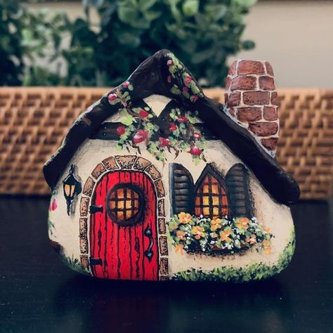 Fairy House Rock Painting Ideas, Fairy Rock Houses, Painted Rock Cottages, Painted Rocks Fairy Houses, Painted House Rocks, Rock Houses, Painted Garden Rocks, Garden Rock Art, Diy Rock Art