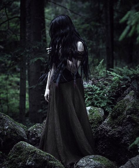 Yennefer Aesthetic Purple, Wood Witch Aesthetic, Forest Witch Photoshoot, Dark Forest Photoshoot, Witch Aesthetic Green, Dark Pirate Aesthetic, Witch Photo Shoot, Goth Witch Aesthetic, Beltane Aesthetic