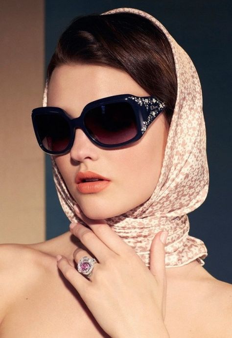 Guida e consigli su come abbinare e indossare il foulard. Disegna il tuo Stile Daniela Salinas consulente di immagine www.danielasalinas.com 60s Beauty, High Fashion Accessories, Hair Scarf Styles, Head Scarf Styles, نظارات شمسية, Aviator Sunglasses Mens, Oversize Fashion, Headband Styles, Stylish Sunglasses