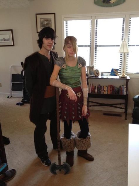 Hiccup and Astrid - HTTYD Hiccup Costume, Astrid Costume, Astrid Cosplay, Dragons Edge, Fur Outfit, Astrid Hiccup, Book Character Costumes, Hiccup And Astrid, Dragon Costume