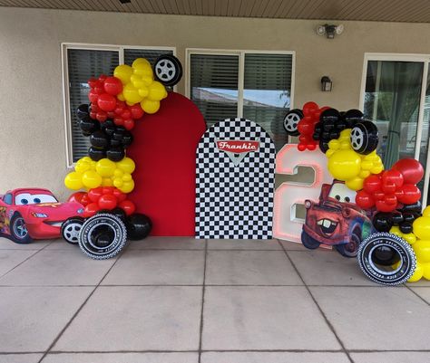 Disney Cars Balloon Decorations, Cars Backdrop Ideas, Cars Decorations Party Lightning Mcqueen, Cars Photo Backdrop, Cars Balloon Backdrop, Lighting Mcqueen Birthday Party Decorations, Lightning Mcqueen Balloon Arch, Disney Cars Birthday Backdrop, Lightning Mcqueen Birthday Decorations