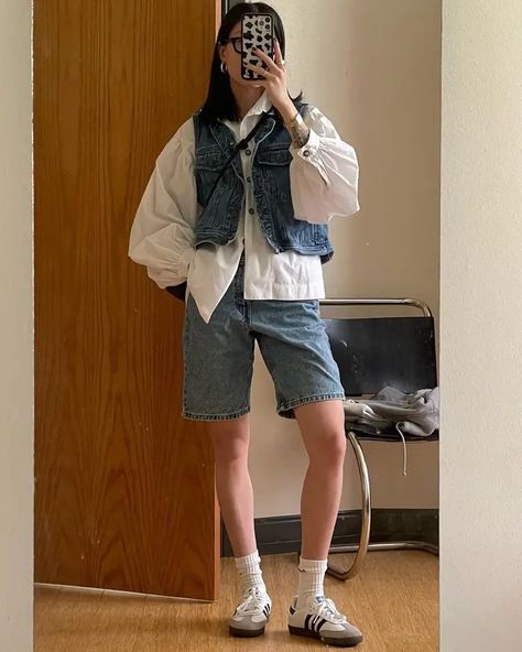 How To Style Your Short Jeans Like Nobody Cares: A 2024 Guide Fashion For Short Women, Outfit Ideaa, Grandma Vibes, Jean Short Outfits, Denim Shorts Outfit, Outfit Holiday, Perfect Summer Outfit, Patterned Jeans, Ripped Shorts