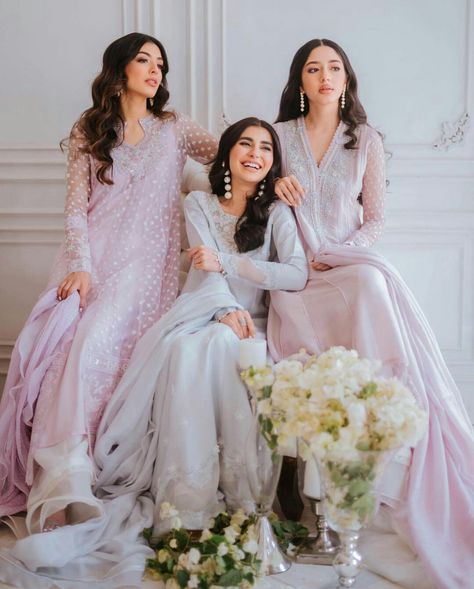 Four Sister Photography Poses, 3 Cousins Photo Ideas, Wedding Friends Poses, Sisters Photoshoot Poses Traditional, 3 Sister Photoshoot Ideas, Eid Photoshoot Ideas At Home, 3friends Picture Ideas, 3 Sister Photoshoot, 2 Sisters Photography