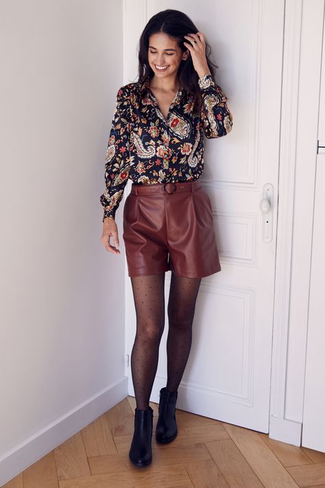 Short.  2 poches devant et 2 poches décoratives au dos.  Ceinture sous passants à la taille.  Cette saison, le short est de sortie ! Short Marron Outfit, Short Cuir, Hair And Makeup Tips, Look Short, Mode Casual, Style Mistakes, Inspiration Mode, Elegant Fashion, Your Image