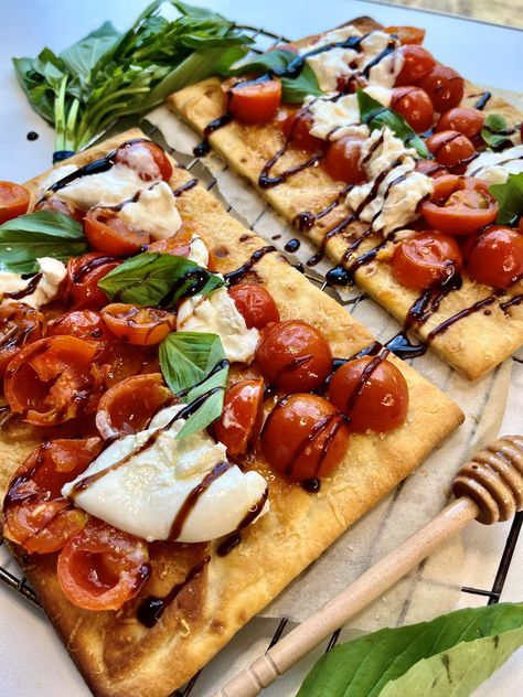 Burrata Flatbread Recipes, Burrata Flatbread, Tomato And Burrata, Tomatoes Burrata, Burrata Recipe, Flatbread Recipes, Garlic Clove, Flatbread Pizza, Naan Bread