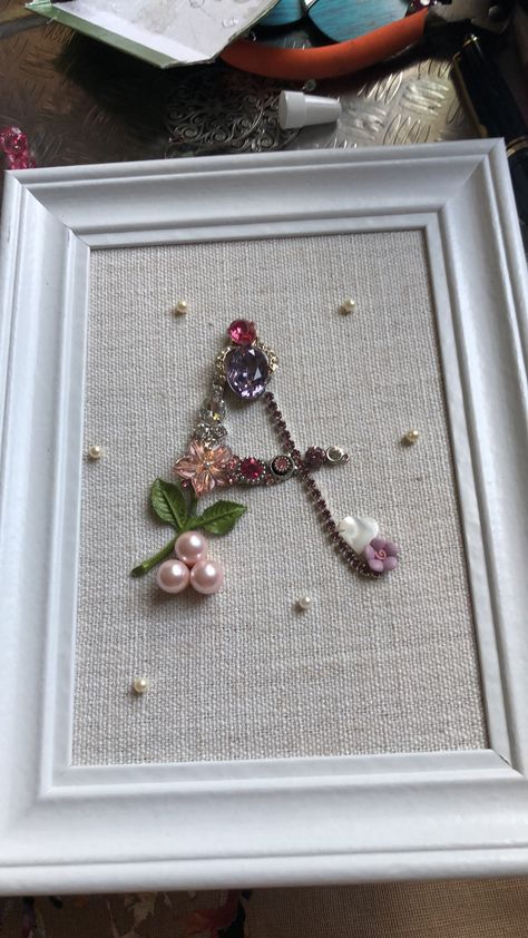 Brooch Display Ideas Diy, Jewelry Art Framed Diy, Vintage Jewelry Picture Frames, Art Made From Old Jewelry, Pictures Made With Jewelry, Brooch Art Framed, Vintage Brooches Repurposed, Old Jewelry Crafts Diy, Crafts With Old Jewelry