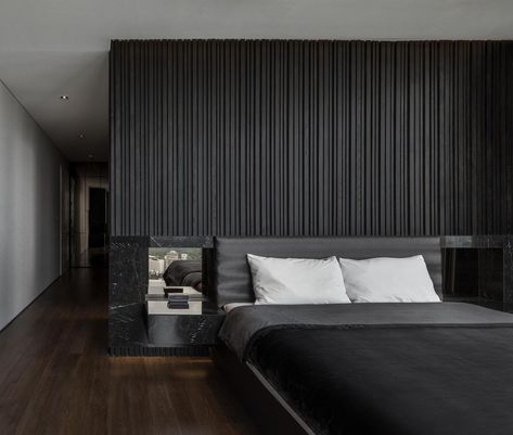 This Bedroom's Textured Accent Wall Was Made With A Variety Of Black Stained Vertical Wood Slats Wood Shiplap Wall, Black Feature Wall, Feature Wall Bedroom, Black Accent Walls, Grey Headboard, Bedroom Accent, Black Bedroom, Accent Wall Bedroom, Wall Bedroom