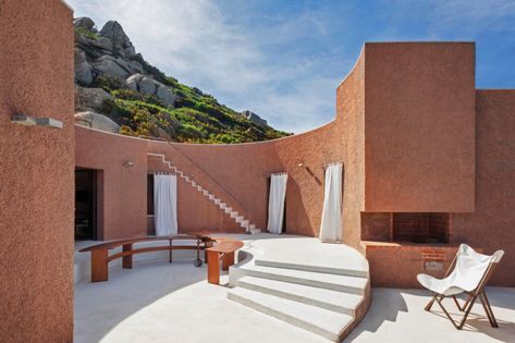 At Home With Cini Boeri in Sardinia - Interior Design Patio With Stairs, Women Architects, Cini Boeri, Circular Patio, Built In Sofa, Inspiring Outdoor Spaces, Italy Women, Melbourne Suburbs, Dolce Far Niente