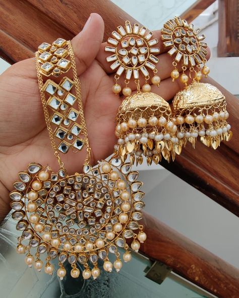 Maang Tika, Bridal Jewellery Inspiration, Kundan Jewellery Bridal, Daughter Outfits, Diamond Mangalsutra, Scary Wallpaper, Jewellery Bridal, Golden Colour, Heavy Earrings