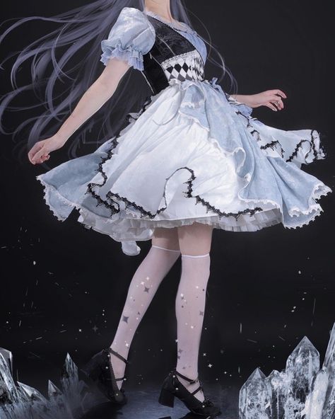 👀Alice in Wonderland Vibes Elegant Lolita dress with asymmetrical sleeves and checkerboard pattern. 👉Search 'DI-009' on devilinspired.com #devilinspired #elegantdress #eglcommunity #classicdress #lolitacoord #lolitafashionstyle Alice In Wonderland Dress Ideas, Alice In Wonderland Clothes, Detachable Puff Sleeves, Layers Skirt, Alice In Wonderland Outfit, Chess Pattern, Hoco 2024, Asymmetrical Sleeves, Steampunk Fashion Female