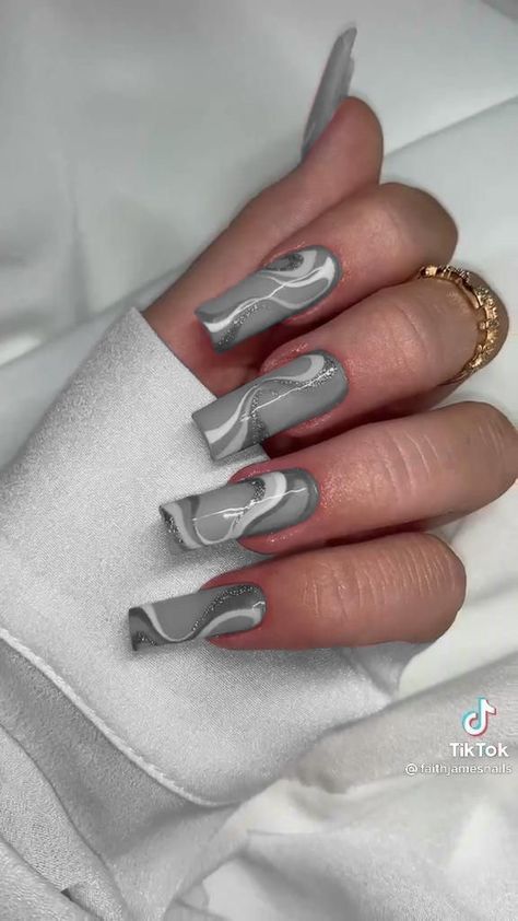 Gray Square Nails, Nails Gray And White, Nail Inspo Grey, Grey Long Nails, White Grey Nails, Charcoal Grey Nails, Gray Nails Design, Gray Nails With Design, Gray And White Nails