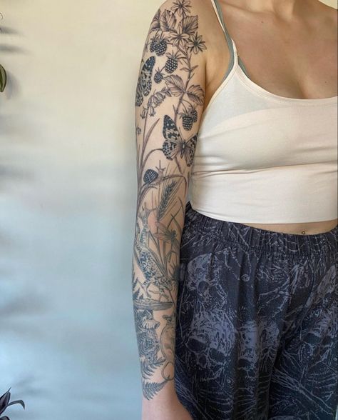 Mixed Style Tattoo, Mixed Style Tattoo Sleeve, Tattoo Sleeve Women, Nature Tattoo Sleeve, On Tattoo, Mom Tattoo Designs, Beautiful Flower Tattoos, Floral Tattoo Sleeve, Back Of Shoulder Tattoo