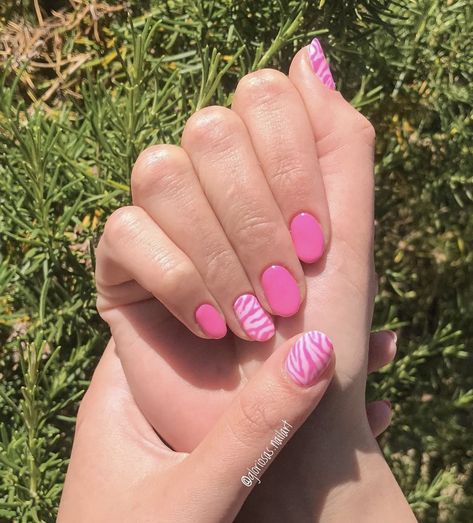 Gel Polish Nail Designs French Tip, Nails Fucsia, Fucsia Nails, Nails Short Acrylic, 22 Nails, Acrylic Nails Designs, Pink Tip Nails, Beauty Hacks Nails, Sassy Nails