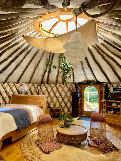 Vermont Retreat Yurt | Cozy & Romantic Escape - Tiny houses for Rent in Putney, Vermont, United States - Airbnb Small Yurt Interior, Yurt Aesthetic, Yurt Living Interior Design, Yurt Bedroom, Yurt Decor, Yurt Inspiration, Pacific Yurts, Project Analysis, Yurt Life