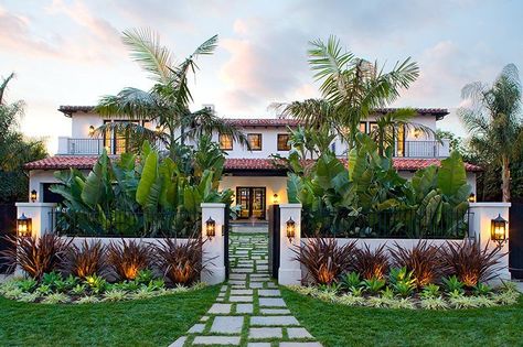 Landscape - Spanish style home Style Hacienda, Spanish Revival Home, Modern Front Yard, Front Yard Design, Homes Modern, Spanish Style Home, Front Landscaping, Casas Coloniales, Spanish Style Homes