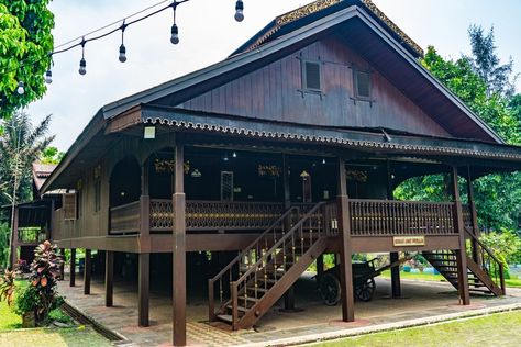 Do you want to know interesting facts about a stilt house? Read this article to understand the advantages of a modern stilt house. Lake House On Stilts, Stilt House Design, Modern Stilt House, Homes On Stilts, Houses On Stilts, Home On Stilts, Stilt House Plans, Bayou House, House On Stilt