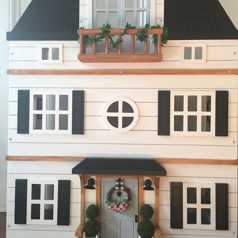 Kwandaa Roberts (@tinyhousecalls) went viral for her Joanna Gaines-inspired dollhouse, complete with shiplap, subway tile, and an open floor plan. Hearth And Hand Dollhouse, Modern Farmhouse Makeover, Dollhouse Makeover, Farmhouse Makeover, Hearth And Hand With Magnolia, Miniature Dollhouses, Kids Doll House, Girls Dollhouse, Doll House Plans