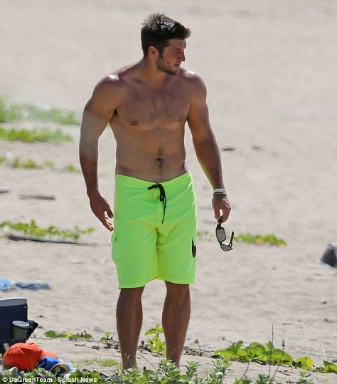 Tebow in Hawaii Tim Tebow, Hawaii Surf, Sports Stars, Male Physique, Athletic Men, Man Photo, Sport Man, Good Looking Men, Male Beauty