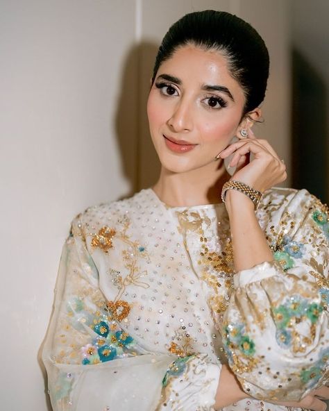 MAWRA (@mawrellous) • Instagram photos and videos Threads Instagram, Mawra Hocane, Instagram White, Pakistani Actress, Muslim Fashion, White Photography, Bridal Makeup, Bridal Hair, Wedding Dresses