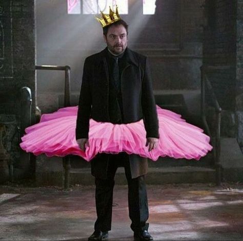 Crowley Funny, Crowley Spn, Castiel Aesthetic, Sam E Dean, Supernatural Jokes, Crowley Supernatural, King Of Hell, Spn Memes, Supernatural Wallpaper