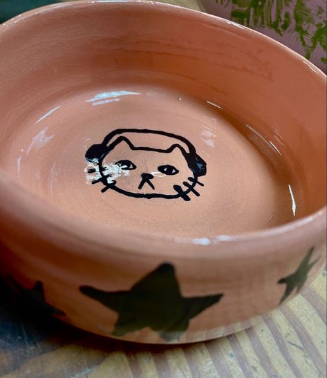 Clay Mug Painting, Cute Ceramic Bowl Ideas, Ceramic Cute, Cat Pottery Painting, Pottery Painting Ideas Fall, Pottery Painting Funny, Cat Ceramic Ideas, Ceramic Cat Bowls, Clay Bowl Painting Ideas